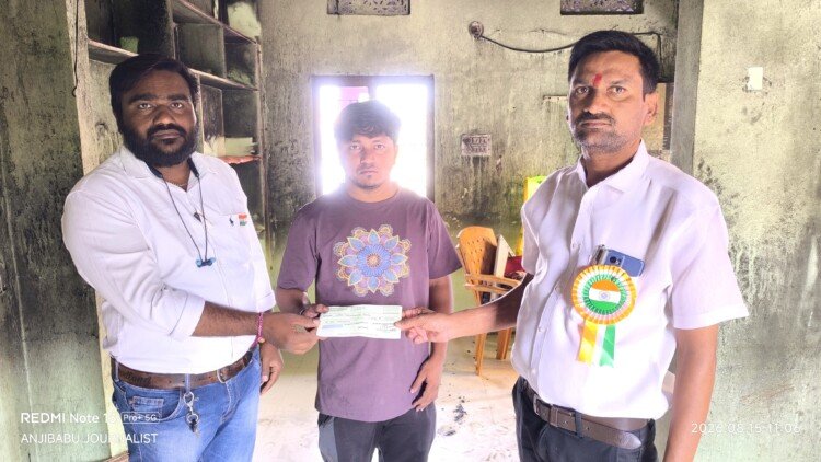 రిపోర్టర్ మనోహర్ ఇల్లు విద్యుత్ షార్ట్‌ సర్క్యూట్‌తో పూర్తిగా దగ్ధం*–ప్రమాదంలో రూ.20 లక్షల ఆస్తినష్టం.– ఇంటిని పరిశీలించి రూ. 5,000/- వేల రూపాయల చెక్కును అందజేసిన అధ్యక్షులు ఎర్ర యాకయ్య,