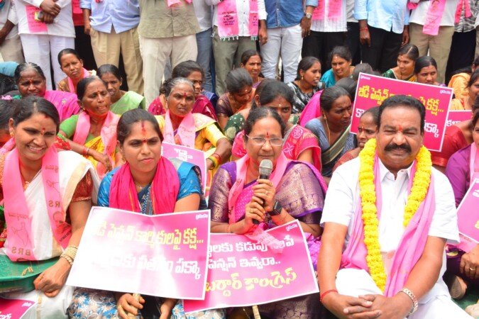 బీడీ కార్మికులకు వృద్ధులకు వృద్ధాప్య పెన్షన్ ఇవ్వాలని డిమాండ్ చేస్తూ కోరుట్ల ఎమ్మెల్యే డా.సంజయ్  మెట్ పల్లి లో ధర్నా