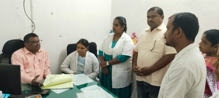 ఎస్.ఆర్.ఆర్.తోట ఆరోగ్య కేంద్రాన్ని సందర్శించిన  డి ఎం అండ్ హెచ్ ఓ డాక్టర్.బీ. రాజిరెడ్డి* *వరంగల్ జిల్లా