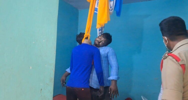 నంద్యాల జిల్లాశ్రీశైలం వడ్డెర ప్రైవేట్ అన్నదాన సత్రంలో  ఓకే కుటుంబం లో ఐదు మంది  ఊరివేసుకొని ఆత్మహత్య