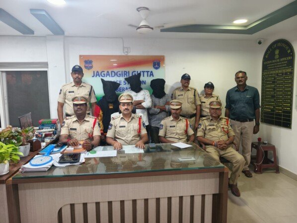 ఐదు కేసులు ఛేదించిన జగద్గిరిగుట్ట పోలీసులునిందితుల అరెస్ట్ – 3.5 తులాల బంగారం మరియు రూ.10 లక్షల విలువైన బ్యాటరీల రికవరీజగద్గిరిగుట్ట పోలీస్