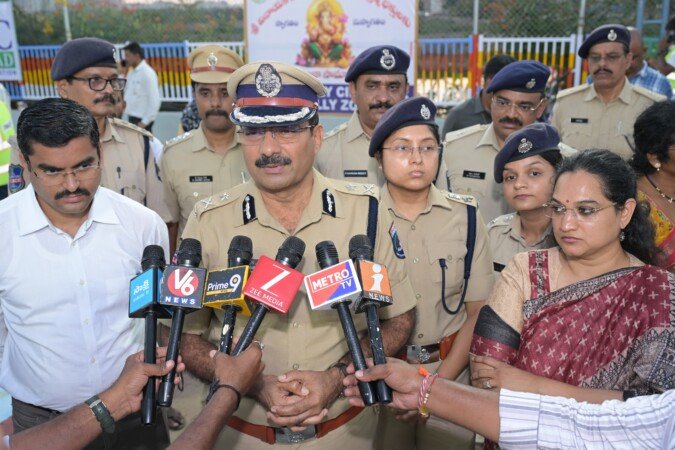క్షేత్రస్థాయిలో నిమజ్జన ప్రాంతాలను పరిశీలించిన సీపీ డా. యం. రమేష్‌, సీ ఎం సి కమిషనర్ సృజన, ఇతర అధికారులు అన్ని శాఖలు సమన్వయంతో పనిచేయాలి: సీపీ రమేష్‌