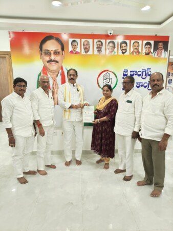సీఎంఆర్ చెక్కును లబ్ధిదారులకు అందజేసిన టీపీసీసీ వైస్ ప్రెసిడెంట్ బండి రమేష్